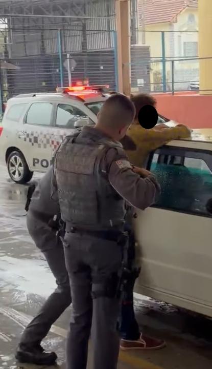 Foto 4 de 6 — Homem quebra garrafas de bebidas e causa prejuízo de R$ 60 mil em supermercado